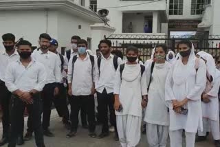 Silent Protest By Students In Udhampur : گورنمنٹ نرسنگ کالج ادھمپور کے طلبا کا خاموش احتجاج