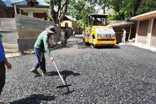 Macadamisation Of Road In Badasgam: کوکرناگ کے بدسگام میں برسوں بعد میگڈمائزیشن سے عوام میں خوشی