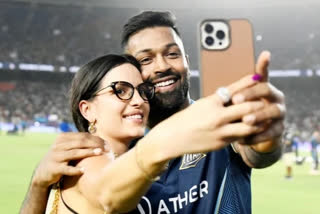 Natasa Stankovic,Natasa Stankovic and hardik pandya,Natasa Stankovic and hardik pandya latest pics,Natasa Stankovic and hardik pandya ipl 15,ipl 15 winner,gujarat titans,gujarat titans ipl 15 winner,ಇಂಡಿಯನ್ ಪ್ರೀಮಿಯರ್ ಲೀಗ್‌ 2022,ಇಂಡಿಯನ್ ಪ್ರೀಮಿಯರ್ ಲೀಗ್‌ ಫೈನಲ್​ ಪಂದ್ಯ,ಮೊದಲ ಬಾರಿ ಐಪಿಎಲ್​ ಪ್ರಶಸ್ತಿ ಗೆದ್ದ ಗುಜರಾತ್ ಟೈಟಾನ್ಸ್,ನತಾಸಾ ಸ್ಟಾಂಕೋವಿಕ್ ಮತ್ತು ಹಾರ್ದಿಕ್ ಪಾಂಡ್ಯ ಫೋಟೋ,ಕ್ರೀಡಾಂಗಣದಲ್ಲಿ ಕ್ರಿಕೆಟ್​ ತಾರೆಯರು,ಸೆಲ್ಫಿ ಕ್ಲಿಕ್ಕಿಸಿಕೊಂಡ ಹಾರ್ದಿಕ್ ಪಾಂಡ್ಯ ಮತ್ತು ನತಾಸಾ ಸ್ಟಾಂಕೋವಿಕ್