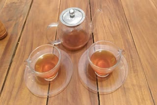 सूरत की चाय में व्हिस्की का स्वाद, सुबह से शाम तक पी रहे लोग