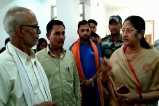 union-minister-of-state-annapurna-devi-met-villagers-who-boycotted-polling-in-koderma