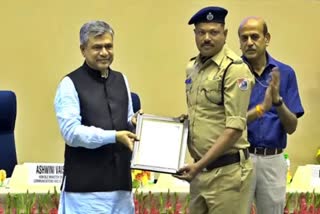 president-s-medal-for-railway-police-for-saving-the-life-of-the-traveller