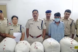 Arrested a smuggler in Dewas district