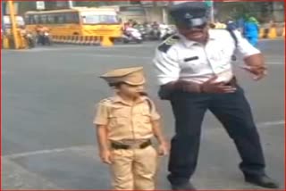 MP: Indore: 7 years old boy took traffic control in Indore inspired by dancing traffic cop Ranjit Singh