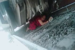 woman stuck on railway track miraculously escapes while train passed over  Aurangabad woman stuck on railway track miraculously escapes  ട്രാക്കിൽ കാൽ കുടുങ്ങിയ സ്‌ത്രീക്ക് മുകളിലൂടെ കുതിച്ചുപാഞ്ഞ് ട്രെയിൻ  ട്രാക്കിൽ കുടുങ്ങിയ 45കാരി അത്ഭുതകരമായ രക്ഷപ്പെടൽ  ഔറംഗബാദ് ട്രെയിനിനും ട്രാക്കിനും ഇടയിൽ 45കാരി  Aurangabad woman between train and track  ജനശദാബ്‌ധി എക്‌സ്‌പ്രസ് ട്രെയിനിന് അടിയിൽ സ്ത്രീ  Woman under Jan shadabdhi Express train  The foot got stuck while crossing the rail