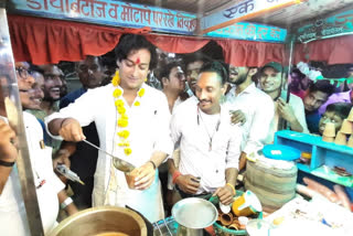 Jayawardhan made tea on handcart in Ashoknagar