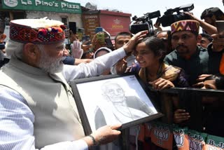 Girl presented a painting to PM Modi