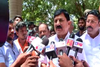 Home minister reaction over syllabus issue, Home minister reaction over syllabus issue in Tumkur, Home minister Araga Jnanendra news, ಪಠ್ಯಪುಸ್ತಕ ವಿವಾದದ ಬಗ್ಗೆ ಗೃಹ ಸಚಿವರ ಪ್ರತಿಕ್ರಿಯೆ, ತುಮಕೂರಿನಲ್ಲಿ ಪಠ್ಯಪುಸ್ತಕ ವಿವಾದದ ಬಗ್ಗೆ ಗೃಹ ಸಚಿವರ ಪ್ರತಿಕ್ರಿಯೆ, ಗೃಹ ಸಚಿವ ಆರಗ ಜ್ಞಾನೇಂದ್ರ ಸುದ್ದಿ,