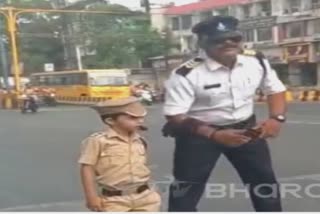 Indore Traffic Police: 7 વર્ષના બાળકે હાઈકોર્ટ ચોકડીનો ટ્રાફિક સંભાળ્યો, જુઓ વીડિયો