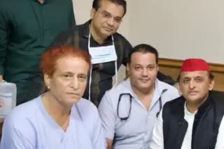 अस्पताल में आजम खान से मिले सपा नेता अखिलेश यादव