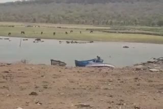 Bloody clash between 2 groups of fish contractors