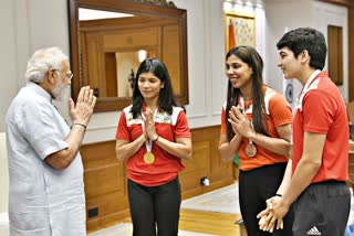 PM Modi meets gold medallist  gold medallist Nikhat Zareen  Women World Boxing Championships  Manisha Moun  Parveen Hooda  पीएम नरेंद्र मोदी  बॉक्सर निकहत जरीन  मनीषा मौन  प्रवीन हुड्डा  खेल समाचार  मोदी निकहत से मिले  खेल समाचार  Sports news