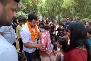 vasantkunj-councilor-celebrates-birthday-in-slums-gifts-school-bags-to-children