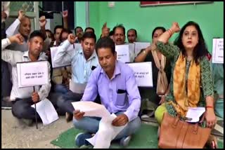 Forest Department Employees protested in Dharamshala