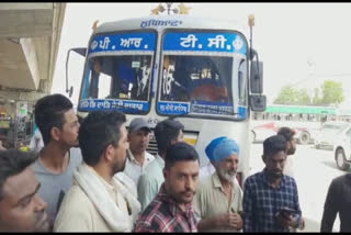 PRTC workers block Bathinda-Chandigarh highway  female passenger slaps driver  PRTC workers block Bathinda Chandigarh highway  സൗജന്യ യാത്രയെ ചൊല്ലി വാക്കേറ്റം ബസ് ഡ്രൈവറെ പൊതിരെ തല്ലി യാത്രക്കാരി  ബസ് ഡ്രൈവറെ പൊതിരെ തല്ലി യാത്രക്കാരി