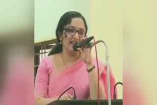 collector song  Collector sang at the school admission ceremony  കലക്‌ടര്‍ പാടി കുരുന്നുകള്‍ ഏറ്റുപാടി  ആറന്മുള ഗവണ്‍മെന്‍റ് വൊക്കേഷണല്‍ ഹയര്‍ സെക്കന്‍ഡറി സ്‌കൂളിൽ പ്രവേശനോത്സവം  സംഗീത സാന്ദ്രമായി പ്രവേശനോത്സവം  കലക്‌ടര്‍ പാടി സംഗീത സാന്ദ്രമായി പ്രവേശനോത്സവം  ജില്ലാതല പ്രവേശനോത്സവത്തിൽ പാട്ട് പാടി കലക്‌ടർ  നവാഗതരായ കുരുന്നുകള്‍ക്കു മുന്നിൽ ജില്ലാ കലക്‌ടര്‍ ഡോ ദിവ്യ എസ് അയ്യര്‍ മനോഹരമായി പാട്ടുപാടി