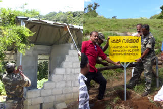 മാന്‍കുത്തിമേട് കൈയേറ്റം  നെടുങ്കണ്ടം മാന്‍കുത്തിമേട് കൈയേറ്റം  ചതുരംഗപ്പാറ വില്ലേജ്  ഉടുമ്പന്‍ചോല തഹസില്‍ദാര്‍  mankuthimedu illegal enroachment  illegal enroachment evacuates revenue department in mankuthimedu