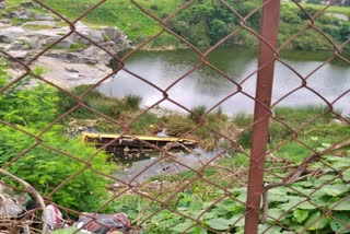 ನೂರು ಅಡಿ ಆಳದ ಹಳ್ಳಕ್ಕೆ ಬಿದ್ದ ಸ್ಕೂಲ್ ಬಸ್