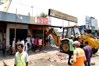Municipal corporation team removed illegal encroachment in Roorkee