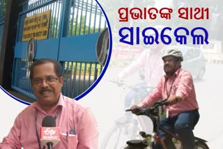 57-years-old-nalco-general-manager prabhat kumar das using bicycle for office everyday