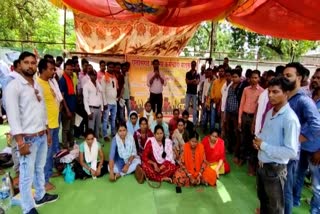 MGNREGA employees gave mass resignation in Dantewada