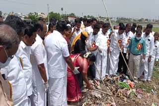 போஸ் கொடுப்பதற்காக சுத்தம் செய்த மக்கள் பிரதிநிதிகள்;பொறுப்புடன் செயல்பட்ட கலெக்டர்!!