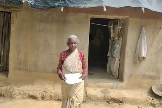 Old Lady is Deprived of Lakshmi Bhandar Project in Durgapur