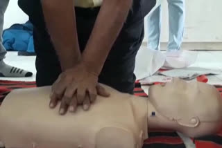 Rajendra Tated is teaching people about CPR in Jodhpur  Rajender tated on CPR  DR Rajender Tated Provides training on CPR  Jodhpur Dr Tated Mission  DR Rajender Tated teaches CPR  ಹೃದಯ ಸ್ತಂಭನದ ಸಾವು  ಸಿಪಿಆರ್​ ಮೂಲಕ ಹೃದಯ ಸ್ತಂಭನದ ಸಾವು ತಡೆಯಲು ಸಾಧ್ಯ  ಹೃದಯ ಸ್ತಂಭನದ ಸಾವು ಸುದ್ದಿ  ಸಿಪಿಆರ್​ ಬಗ್ಗೆ ಡಾ ತಾತೆಡ್​ ತರಬೇತಿ  ಜೋದಪುರ ಸುದ್ದಿ