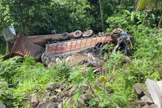 വട്ടപ്പാറ ലോറി നിയന്ത്രണം വിട്ട് മറിഞ്ഞു  വട്ടപ്പാറ വാഹനാപകടം  വട്ടപ്പാറയിൽ ലോറി താഴ്‌ചയിലേക്ക് മറിഞ്ഞു  ദേശീയപാത 66 ലോറി മറിഞ്ഞു  കോഴിത്തീറ്റ ലോറി മറിഞ്ഞു  lorry overturns at vattappara  vattappara lorry accident  nh 66 lorry overturns