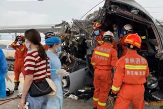 bullet train derails in China