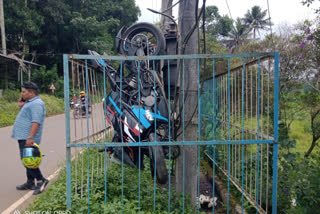 ബൈക്ക് അപകടം  അമിത വേഗതയിലെത്തിയ ബൈക്ക് മറിഞ്ഞു  ഇടുക്കി കട്ടപ്പനയില്‍ ബൈക്ക് അപകടം  bicke accident  Bike accident at Kattappana Vellayamkudi in idukki  Kattappana Vellayamkudi in idukki