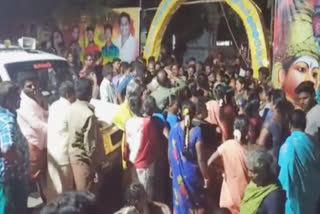 சாலையை மறித்து கார் நிறுத்தம்: தட்டிக்கேட்ட வாலிபர் மீது கொலைவெறி தாக்குதல்..!