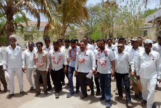 agitation with onion garland around the neck for a fair price at yeola in nashik