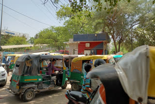 illegal parking of auto e rickshaw and gramin seva in sangam vihar