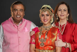 Radhika Merchant  Radhika Merchant arangetram  ambani host Radhika Merchant arangetram  Radhika Merchant bharathanatyam arangetram  mukesh ambani younger son fiancé  nita ambani  Grand Theater in the Jio World Centre  രാധിക മെര്‍ച്ചന്‍റ് അരങ്ങേറ്റം  രാധിക ഭരതനാട്യം അരങ്ങേറ്റം  രാധിക മെര്‍ച്ചന്‍റ് ഭരതനാട്യം  അംബാനി കുടുംബം  മുംബൈ ജിയോ വേള്‍ഡ് സെന്‍റര്‍