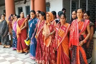 women protest for close the liquor shop in balangir