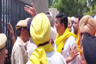 Demonstration of farmers outside the mini secretariat