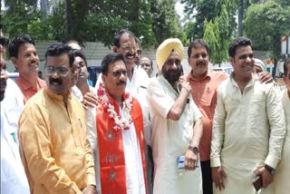 बीजेपी प्रत्याशी घनश्याम सिंह लोधी अपने समर्थकों के साथ