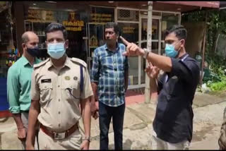 Theft money and gold in Kochi  impersonate as income tax officers Kochi  ഇൻകം ടാക്‌സ് ഉദ്യോഗസ്ഥർ ചമഞ്ഞ് മോഷണം  ആലുവയിലെ വീട്ടിൽ മോഷണം  ആള്‍മാറാട്ടം നടത്തി മോഷണം