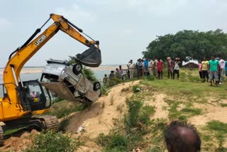 Car Drowned in Damoder River