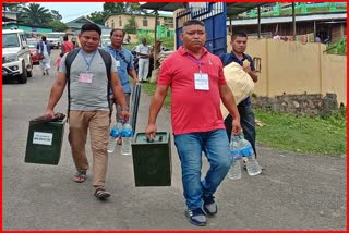 জিলা উপায়ুক্তৰ সংবাদমেল: বেলট বাকচ লৈ ভোটগ্ৰহণ কেন্দ্ৰলৈ ৰাওনা হ'ল পুলিং বিষয়া কৰ্মী