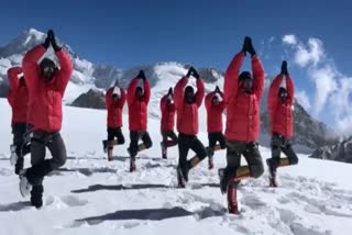 ITBP mountaineers perform Yoga at an altitude of 22  850 ft in Uttarakhand  Indo Tibetan Border Police  Yoga  Mount Abi Gamin peak  Uttarakhand  International Yoga Day  കനത്ത മഞ്ഞില്‍ യോഗ അഭ്യസിച്ച് ഐടിബിപി സേനാംഗങ്ങള്‍  മൗണ്ട് അബി ഗാമിൻ കൊടുമുടി  ഐടിബിപി സേനാംഗങ്ങള്‍  ഇന്തോ ടിബറ്റൻ ബോർഡർ പൊലീസ്
