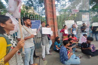 SFI sings KK songs at the gate of  Nazrul Manch to show protest over singer's death