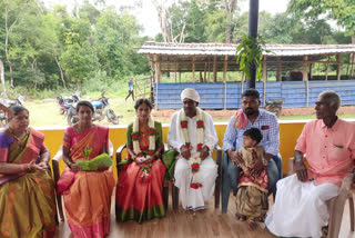 Couple gets married in Shivamogga, Couple gets married through Constitution chanting, Couple Special marriage in Shivamogga, Shivamogga news, ಶಿವಮೊಗ್ಗದಲ್ಲಿ ವಿಶಿಷ್ಟ ಮದುವೆ, ಸಂವಿಧಾನ ಪಠಣದ ಮೂಲಕ ಜೋಡಿ ಮದುವೆ, ಶಿವಮೊಗ್ಗದಲ್ಲಿ ವಧು ವರನ ವಿಶೇಷ ಮದುವೆ, ಶಿವಮೊಗ್ಗ ಸುದ್ದಿ,