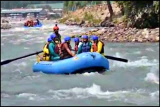 Tourists enjoying rafting in Kullu