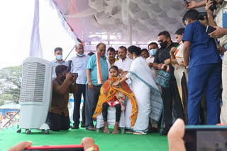 CM Mamata Banerjee Took Care of A Sick Girl at Meeting in Coochbehar