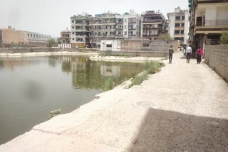 road built on banks of lake in Burari area is in bad shape people are harassed by fear of accident