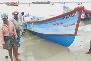 kollam fishermen accident  kollam boat accident  ബോട്ടിടിച്ച് വള്ളം മറിഞ്ഞ് അപകടം  കൊല്ലം ബോട്ടപകടം