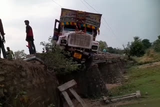 One person died in  truck and bike collision in Gumla