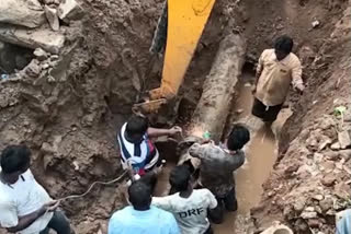 labor was killed after stuck in water tank pipeline, labor stuck in water tank pipeline in Telangana,  labor stuck in water tank pipeline in Khammam, Telangana news, ನೀರಿನ ಟ್ಯಾಂಕ್ ಪೈಪ್‌ಲೈನ್‌ನಲ್ಲಿ ಸಿಲುಕಿ ಕಾರ್ಮಿಕ ಸಾವು, ತೆಲಂಗಾಣದಲ್ಲಿ ಟ್ಯಾಂಕ್ ಪೈಪ್‌ಲೈನ್‌ನಲ್ಲಿ ಕಾರ್ಮಿಕ ಸಿಲುಕಿ ಸಾವು, ಖಮ್ಮಂನಲ್ಲಿ ನೀರಿನ ಟ್ಯಾಂಕ್ ಪೈಪ್‌ಲೈನ್‌ನಲ್ಲಿ ಕಾರ್ಮಿಕ ಸಿಲುಕಿ ಸಾವು, ತೆಲಂಗಾಣ ಸುದ್ದಿ,